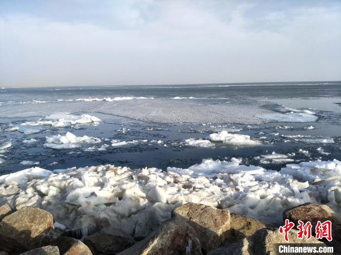 氣溫偏高致中國最大內(nèi)陸咸水湖完全解凍