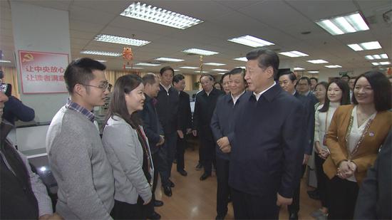 在人民日報社,習(xí)近平與一線編輯記者親切交流。