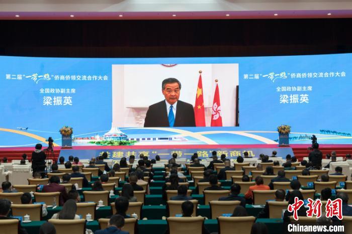 圖為全國(guó)政協(xié)副主席梁振英通過(guò)視頻致辭 廖章利 攝