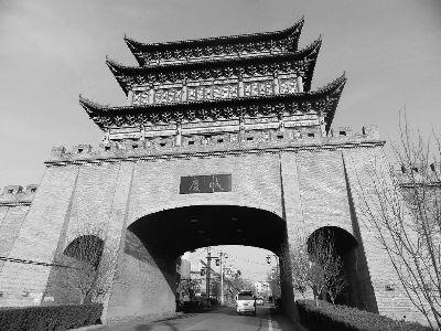 慶城縣城門樓上，陸武成的題字“慶城”的落款題名已不見蹤跡