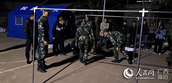 武警官兵正在搭建帳篷