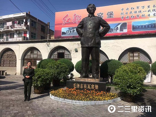 采訪團(tuán)一行參觀中共中央在瓦窯堡展覽室，景區(qū)講解員講到展覽館由“中共中央進(jìn)駐瓦窯堡”“瓦窯堡會(huì)議”“紅軍東征”“國家機(jī)器全面運(yùn)行”四個(gè)單元組成。1935年12月17日至25日，中共中央在這里召開了政治局?jǐn)U大會(huì)議，也就是著名的“瓦窯堡會(huì)議”。會(huì)議討論了黨的策略路線和軍事戰(zhàn)略問題，批判糾正了黨內(nèi)的“左傾”關(guān)門主義，通過了《中央關(guān)于目前政治形勢與黨的任務(wù)的決議》和《中央關(guān)于軍事戰(zhàn)略問題決議》，確定了黨的抗日民族統(tǒng)一戰(zhàn)線的策略，有力地推動(dòng)了全國抗日民主運(yùn)動(dòng)的發(fā)展，是實(shí)現(xiàn)國內(nèi)革命戰(zhàn)爭到民族革命戰(zhàn)爭的偉大轉(zhuǎn)折。瓦窯堡會(huì)議舊址以豐富的歷史內(nèi)涵和人文景觀引起社會(huì)各界關(guān)注，成為進(jìn)行愛國主義教育，革命傳統(tǒng)教育，延安精神教育的重要載體和延安紅色旅游業(yè)的經(jīng)典景區(qū)。