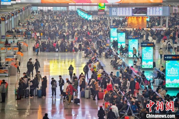 圖為西安北站候車大廳。尤艇 攝