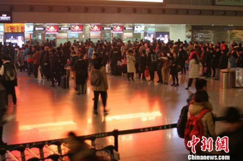 大年三十，成都機(jī)場(chǎng)客流量跌至春運(yùn)最低?！慰∶鲾z