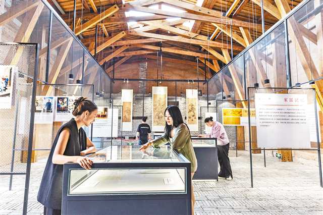 六月十日，在重慶市南岸區(qū)，游客在重慶故宮文物南遷紀念館展廳內(nèi)參觀。 新華社發(fā)