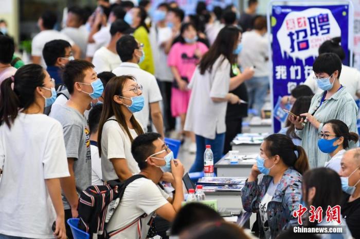 資料圖：求職者在會場尋覓工作崗位。<a target='_blank' href='/'>中新社</a>記者 武俊杰 攝
