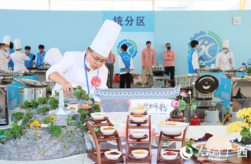 參賽選手正在完善自己的作品。人民網(wǎng) 付華周攝