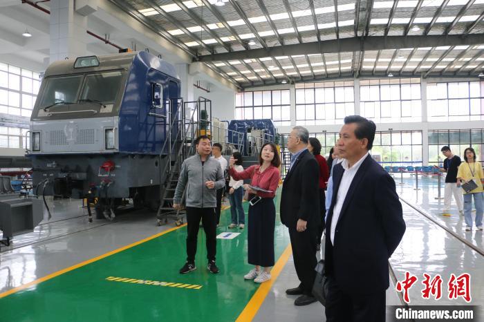 老撾駐南寧總領(lǐng)事館一行到柳州鐵道職業(yè)技術(shù)學(xué)院“取經(jīng)”?！×周?攝