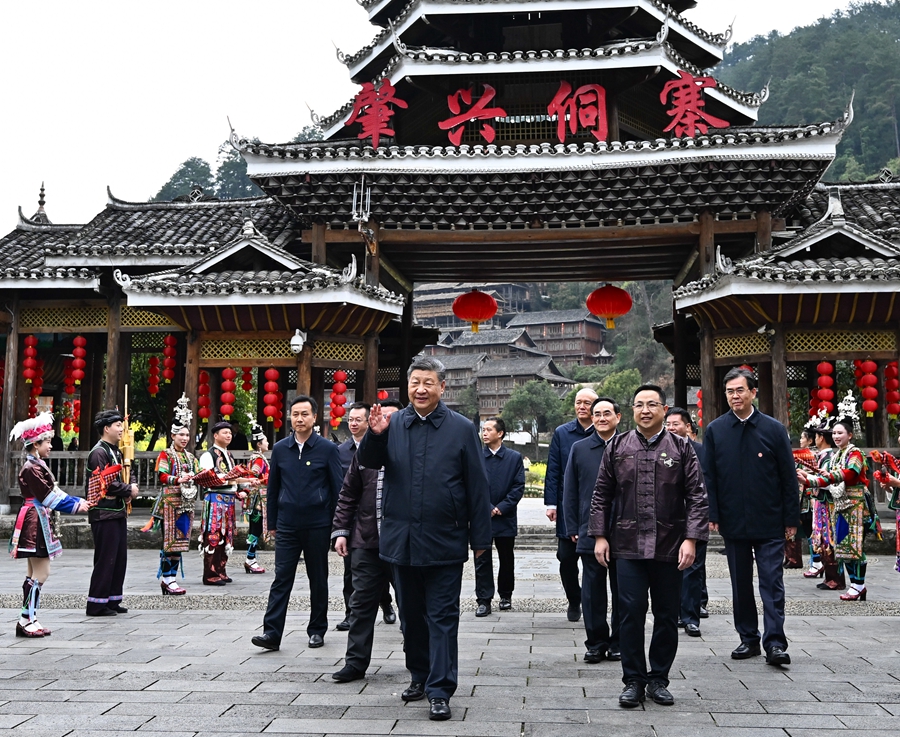 2025年3月17日下午,習(xí)近平在黔東南州黎平縣肇興侗寨考察時(shí),在寨門(mén)口向身著民族盛裝歡迎的村民揮手致意。新華社記者 燕雁 攝 2025年3月17日下午,習(xí)近平在黔東南州黎平縣肇興侗寨考察時(shí),在寨門(mén)口向身著民族盛裝歡迎的村民揮手致意。新華社記者 燕雁 攝