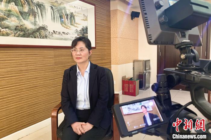 方敏接受記者采訪。　李佩珊 攝