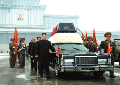 2011年12月17日，朝鮮前最高領(lǐng)導(dǎo)人金正日逝世。金正日遺體告別儀式上，除金正恩外，李英浩、張成澤、金永春等7人陪同護(hù)送了靈車，他們被看做是朝鮮當(dāng)時(shí)政界的核心力量。如今，“扶靈七人”大半被解職。
