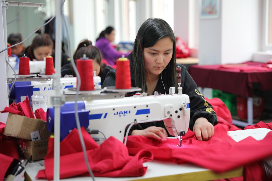 3月17日,照金村村民在社區(qū)工廠內(nèi)工作。 新華社記者藺娟 攝 3月17日,照金村村民在社區(qū)工廠內(nèi)工作。 新華社記者藺娟 攝