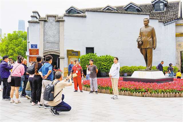 10月3日，渝中區(qū)曾家?guī)r50號(hào)周公館門前，眾多市民游客與周恩來銅像合影留念。記者 李雨恒 攝/視覺重慶