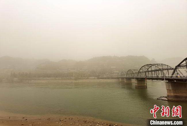 甘肅多地遭5年最強沙塵“鎖城”航班和高速管制逐步解封