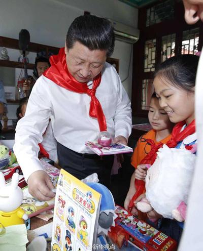 習(xí)近平看望少年兒童 掏錢(qián)買(mǎi)文具參加愛(ài)心義賣(mài)