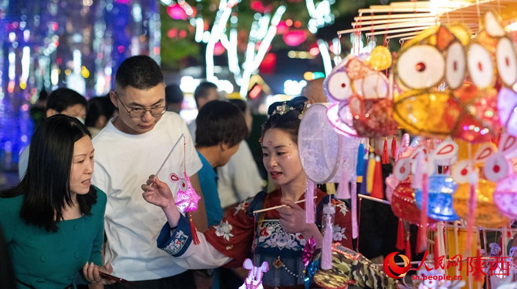 西安夜經(jīng)濟(jì)。人民網(wǎng)記者 翁奇羽攝