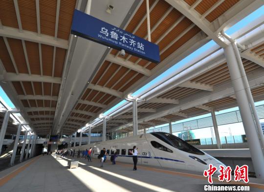 圖為從烏魯木齊站(新客站)始發(fā)的D8802次動車駛出車站?！⑿?攝