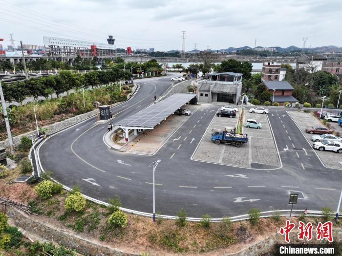 梧州市長(zhǎng)洲區(qū)泗洲島光充一體充電樁。黃金玉 攝