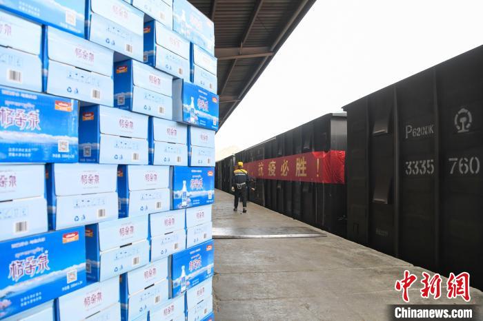 圖為抗疫生活物資。 貢嘎來松 攝 圖為抗疫生活物資。 貢嘎來松 攝