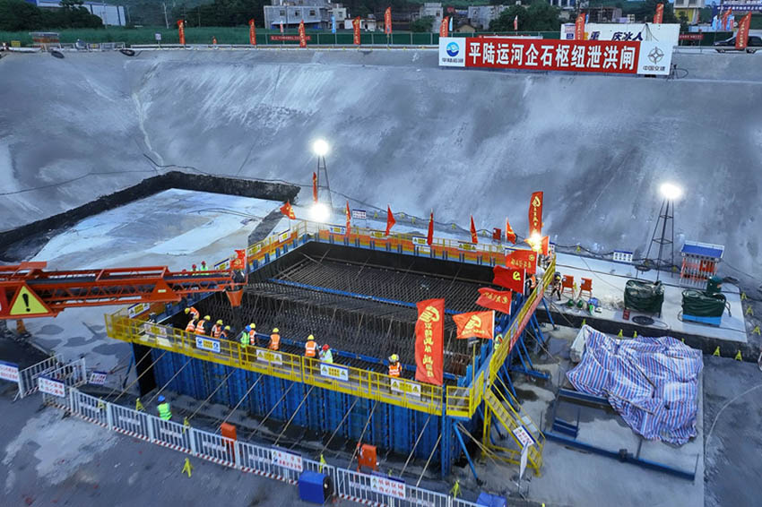 平陸運河企石樞紐泄水閘首倉混凝土澆筑現(xiàn)場。平陸運河集團供圖