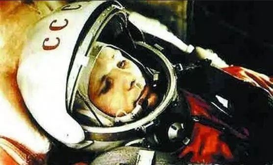 1961年4月12日，蘇聯(lián)“東方號(hào)”宇宙飛船將世界首位宇航員尤里·加加林送入太空。