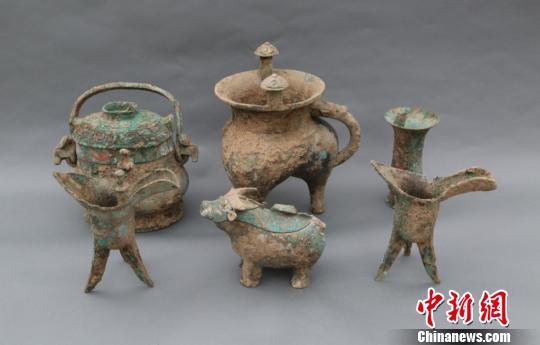 出土部分隨葬銅器 陜西省考古研究院 攝