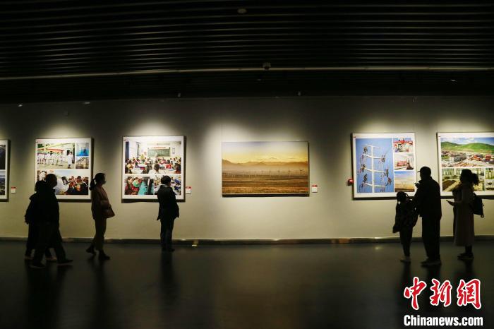 圖為觀眾參觀“跨越昆侖”——青海省脫貧攻堅(jiān)主題藝術(shù)展?！●R銘言 攝