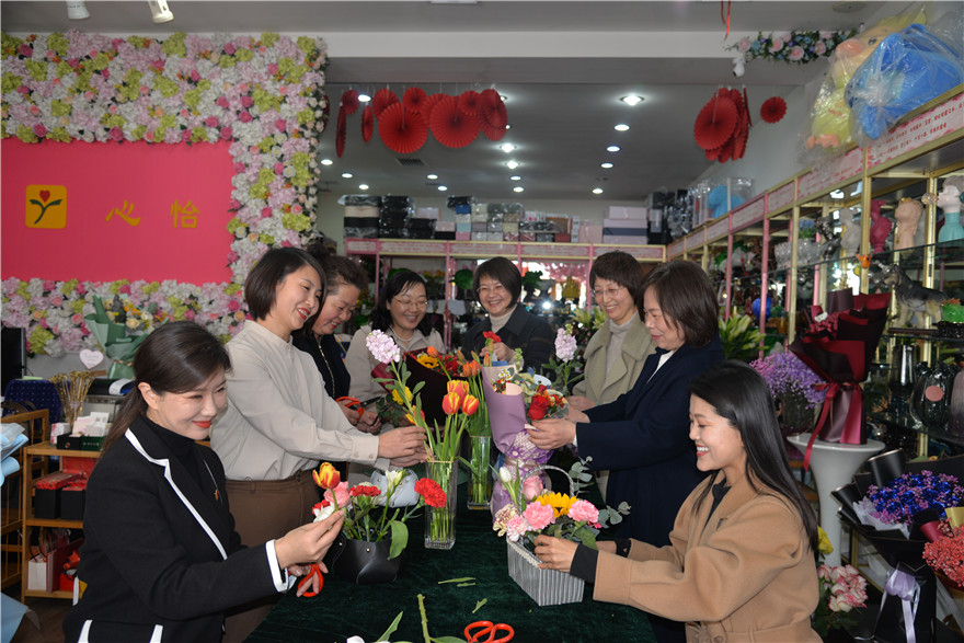 陜西靖邊：凝聚巾幗力量 綻放女性芳華_fororder_準(zhǔn)備花束 (1).JPG