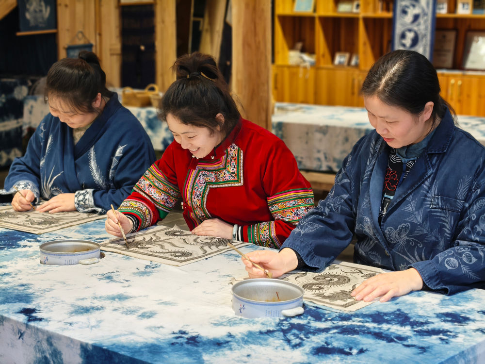 2025年3月14日,村民在肇興侗寨內(nèi)制作蠟染。圖片來(lái)源:新華社 2025年3月14日,村民在肇興侗寨內(nèi)制作蠟染。圖片來(lái)源:新華社