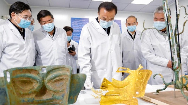 李克強考察三星堆考古現(xiàn)場:研究好這筆豐厚的歷史文化遺產
