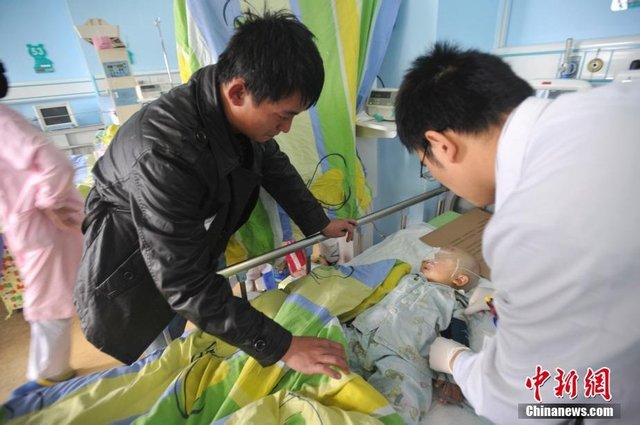重慶被摔男嬰父親稱孩子能進(jìn)食 是“很大進(jìn)步”