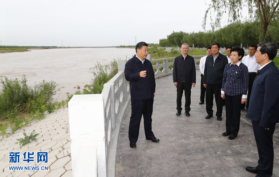 6月8日至10日，中共中央總書記、國家主席、中央軍委主席習(xí)近平在寧夏考察。這是6月8日下午，習(xí)近平在黃河吳忠濱河大道古城灣砌護(hù)段，察看黃河生態(tài)治理保護(hù)狀況。 新華社記者 鞠鵬 攝