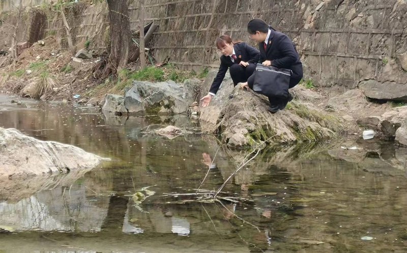 丹鳳縣檢察院前往爐道河實地查看河流污染情況。陜西省人民檢察院供圖
