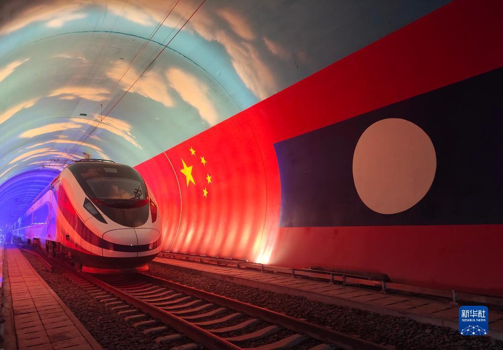 2021年12月3日，中老鐵路正式開通運營。這是“瀾滄號”動車組通過中老友誼隧道內(nèi)的兩國邊界（2021年10月15日攝）。新華社發(fā)（曹安寧 攝）