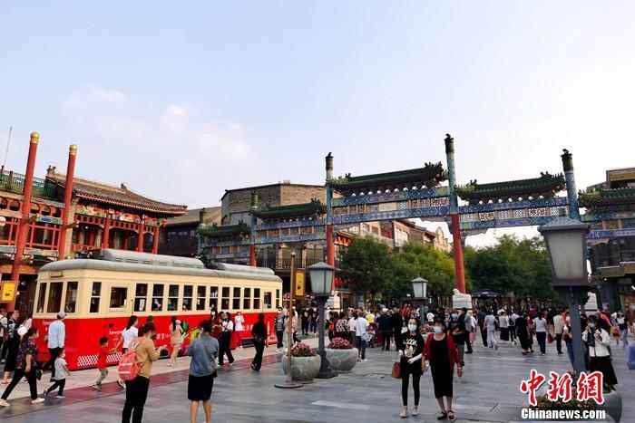資料圖:北京前門大街游客眾多。<a target='_blank' >中新網(wǎng)</a>記者 李金磊 攝 點擊進入下一頁