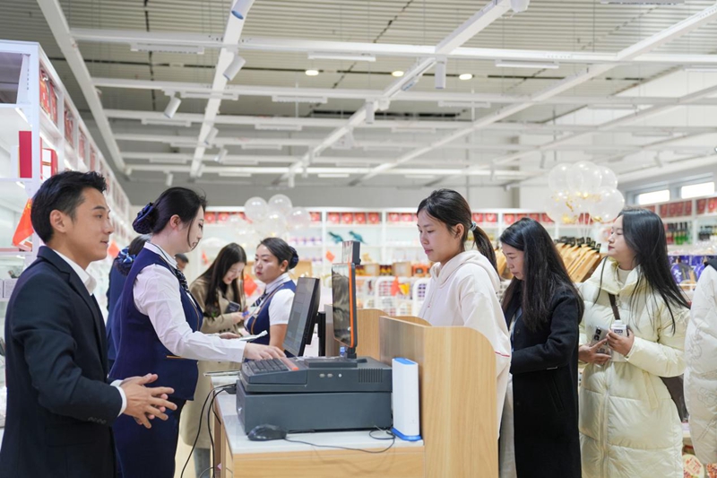 中歐班列進(jìn)口商品（保稅）店內(nèi)，旅客排隊(duì)購(gòu)買商品。陳喆攝