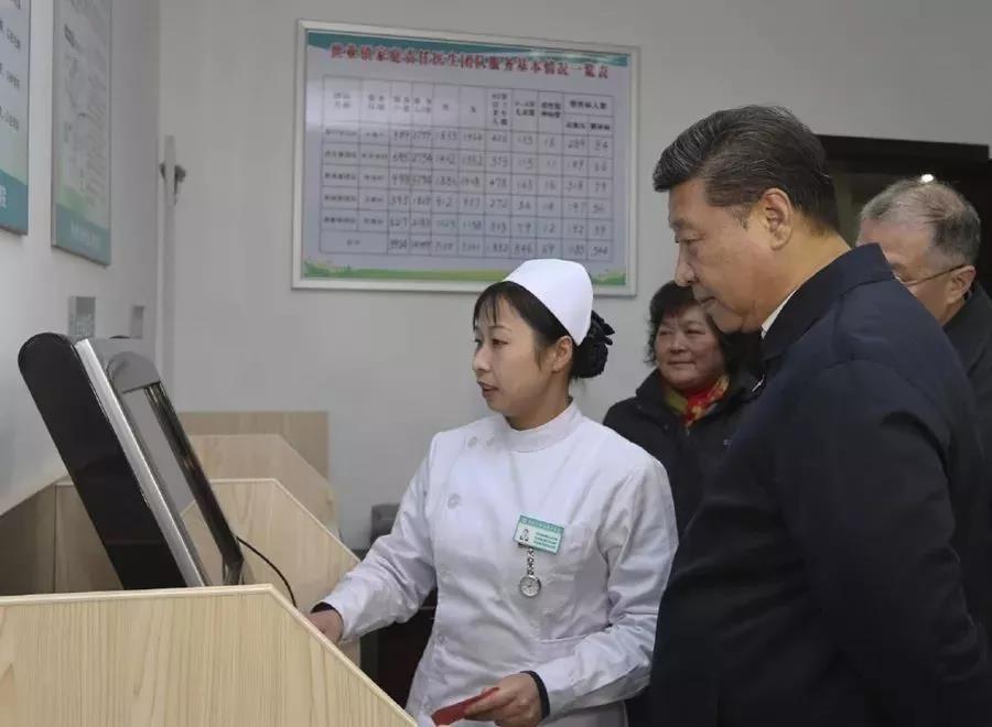 2014年12月13日，習(xí)近平來到鎮(zhèn)江市丹徒區(qū)世業(yè)鎮(zhèn)衛(wèi)生院，了解農(nóng)村醫(yī)療衛(wèi)生事業(yè)發(fā)展和村民看病就醫(yī)情況。圖片來源：新華社