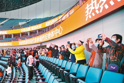 3月22日，市民代表參觀西安奧體中心。（資料圖片 首席記者 王健 實(shí)習(xí)生 李緯坤 攝）