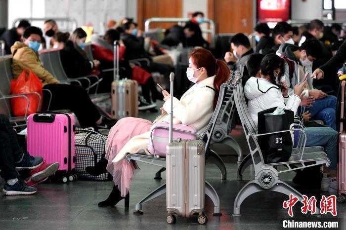 資料圖:候車廳里等車的乘客?!⊥鯑|明 攝 點擊進入下一頁