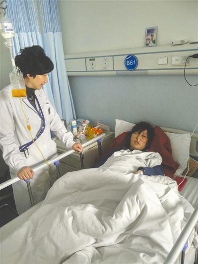 張春玲在醫(yī)院接受治療