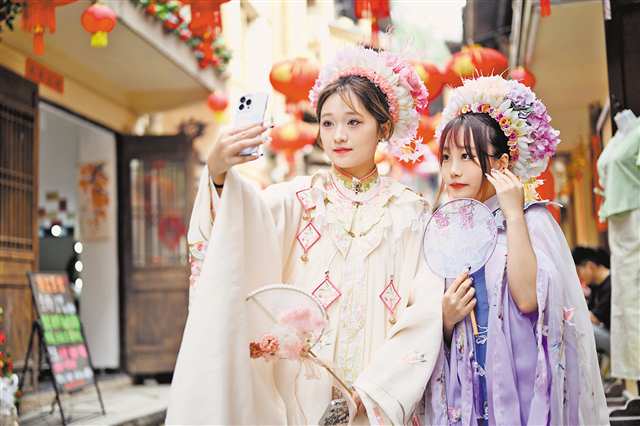 南岸區(qū)敦厚坡老街作為重慶首個“簪花一條街”，吸引了大量游客前來打卡。通訊員 郭旭 攝\視覺重慶