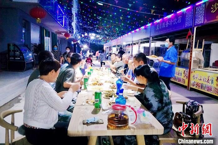 歇業(yè)一個多月的新疆兵團(tuán)第十三師黃田農(nóng)場新欣創(chuàng)業(yè)街夜市恢復(fù)營業(yè)?!≈烨锩?攝 歇業(yè)一個多月的新疆兵團(tuán)第十三師黃田農(nóng)場新欣創(chuàng)業(yè)街夜市恢復(fù)營業(yè)。 朱秋梅 攝