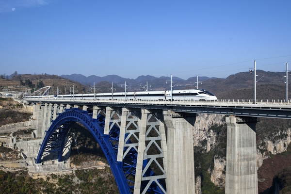 一列列車在成貴高鐵西溪河特大橋上飛馳而過。史開心攝