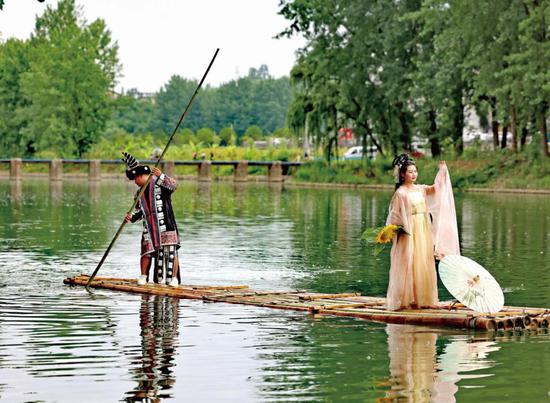湄潭縣黃家壩鎮(zhèn)船邊村，游客乘竹筏觀賞湄江景色(遵義圖庫 楊國慶 攝)