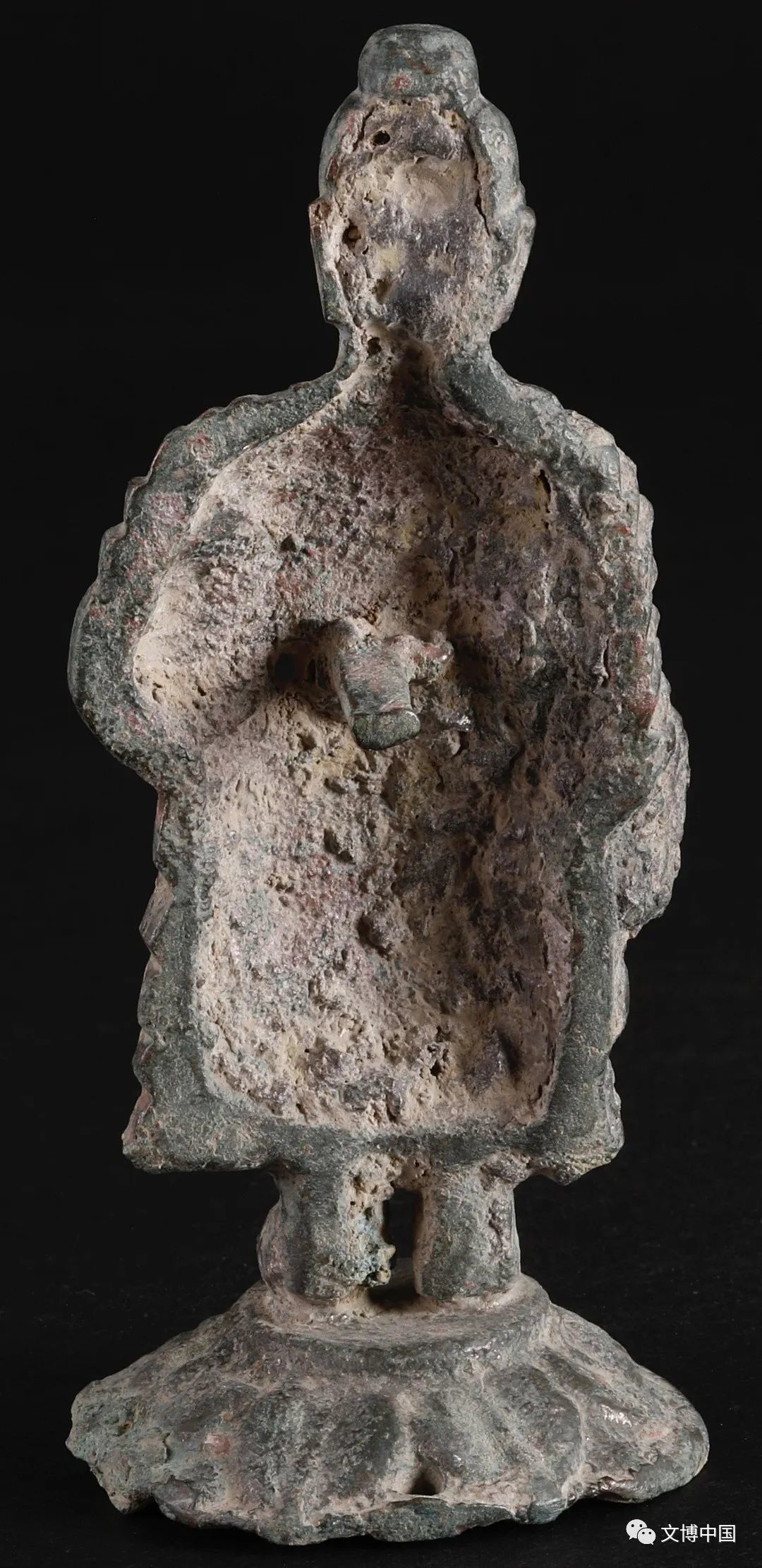圖4 成任墓地M3015出土的金銅釋迦牟尼立像（背面）