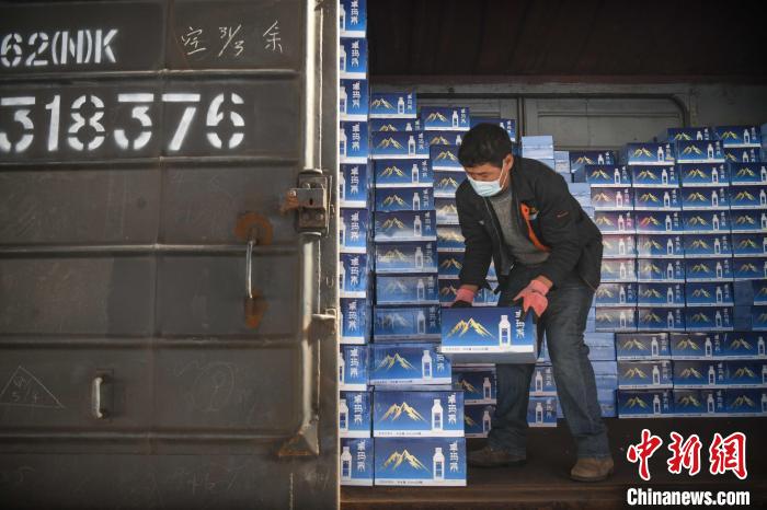 圖為工作人員在裝載抗疫生活物資?!∝暩聛硭?攝 圖為工作人員在裝載抗疫生活物資。 貢嘎來松 攝