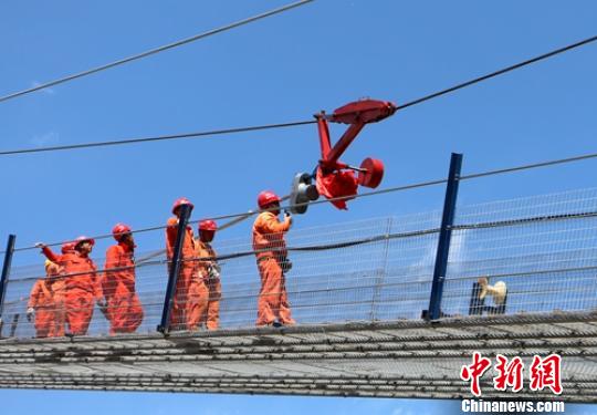首根主纜索股正在穿越大渡河?！＄娦罃z