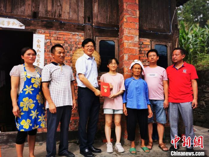陳立群為學生送喜報。受訪者 供圖