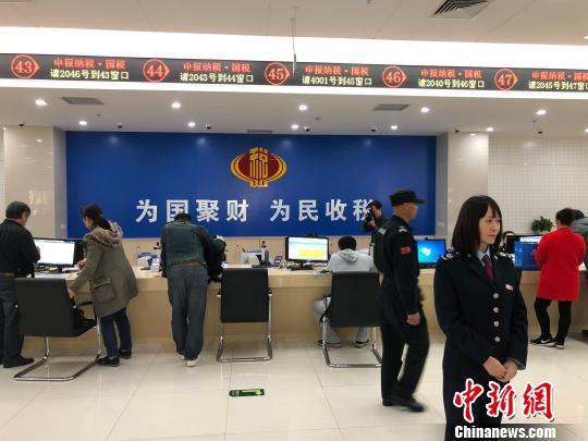 　　圖為北京市東城區(qū)聯(lián)合辦稅服務大廳?！⑽年?攝