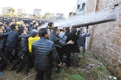 浙江溫嶺鞋廠大火致16死5傷 民眾砸破圍墻救火